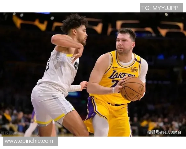 惊艳瞬间！杰伦生抢断东契奇后场运球，随即完成反击暴扣！(杰伦格林和东契奇)